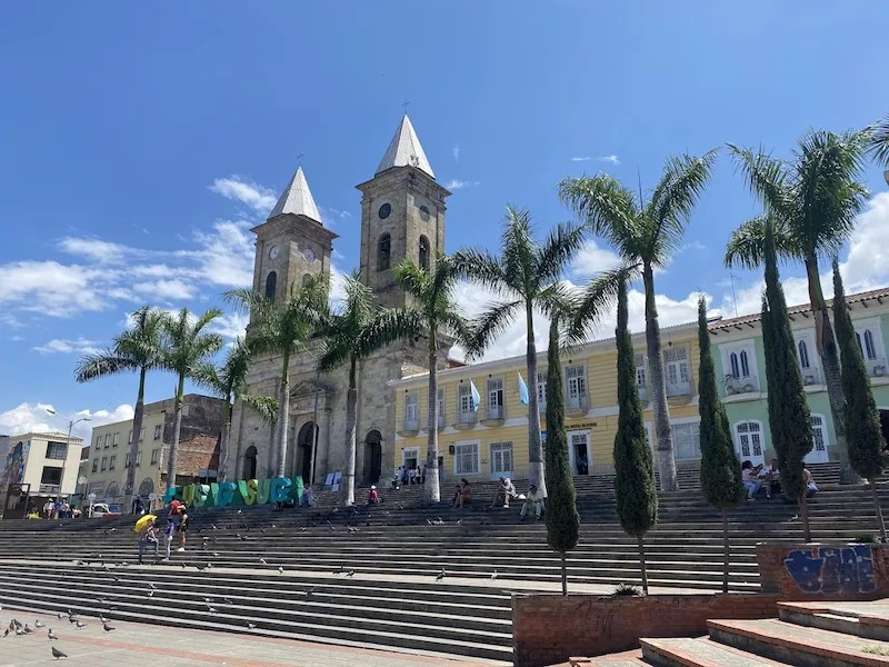 Iglesia y palmeras de la plaza principal de Fusagasugá
